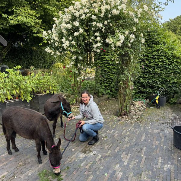 Jolene en Anni uit Nieuw-Buinen zoekt een Boerderijoppas