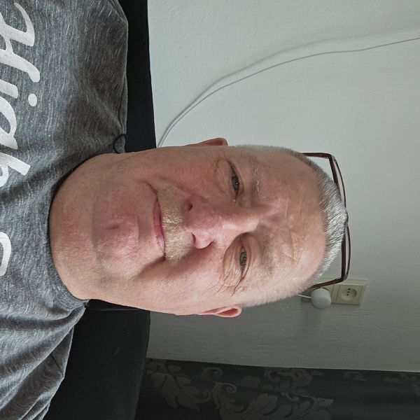 Huisdierenoppas Chris van Veen uit Amsterdam
